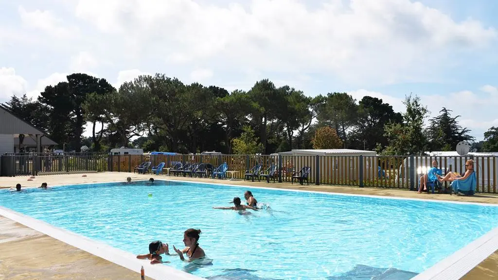 La piscine extérieure chauffée du camping Ker Eden