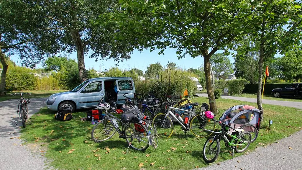 Camping arboré au vert au bord de la piste cyclable et du GR 34