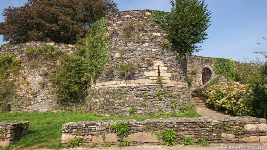 Chemin des Douves - Château de Rochefort-en-Terre - Morbihan Bretagne Sud