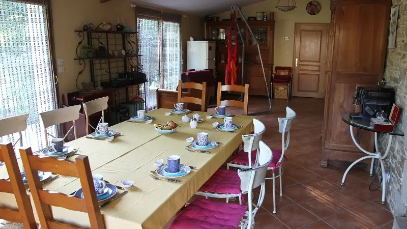 Chambre - hôtes - Figuier Gué - petit déjeuner - Lantillac - Brocéliande