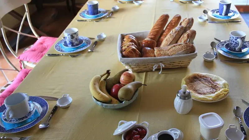 Chambre - hôtes - Figuier Gué - petit déjeuner - Lantillac - Brocéliande