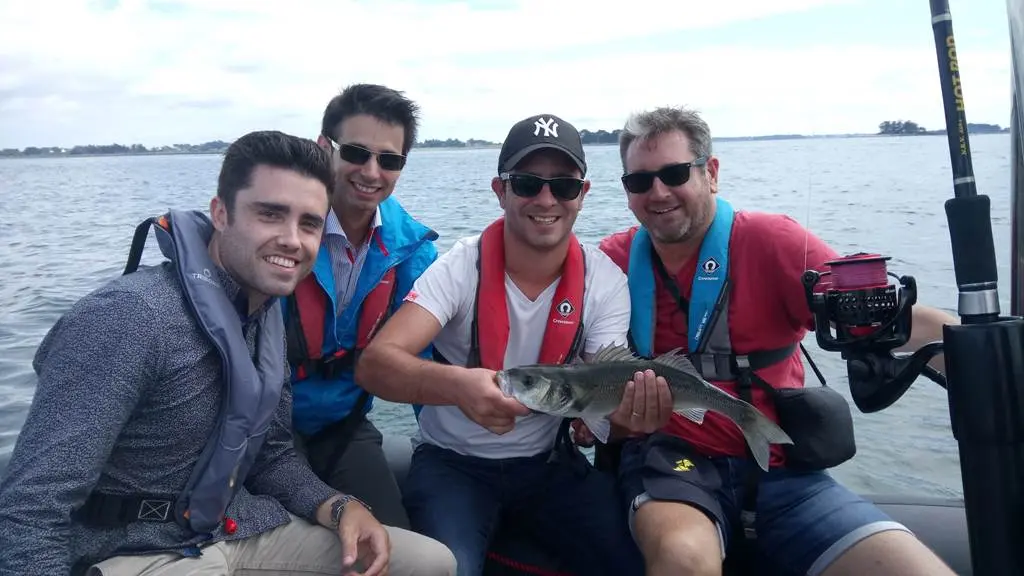 Sortie pêche en mer dans le Golfe du Morbihan au départ du Port du Logeo, à Sarzeau. Pêche du bar aux leurres