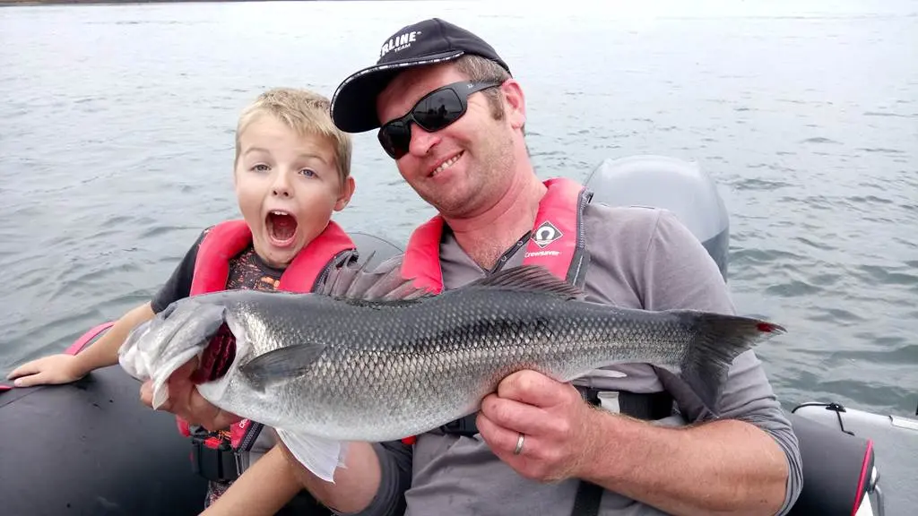 Super sortie pêche en mer pour Timéo et son papa, une journée réussie grâce à la formule famille réservée en ligne sur morbihan.com