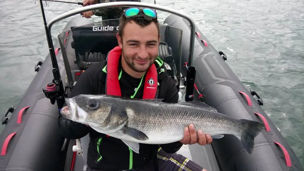 Record de l'année pour Pierre avec un superbe bar de 83cm, prit dans 2 mètres d'eau au leurre de surface ! La pêche réserve parfoit de belle surprise !