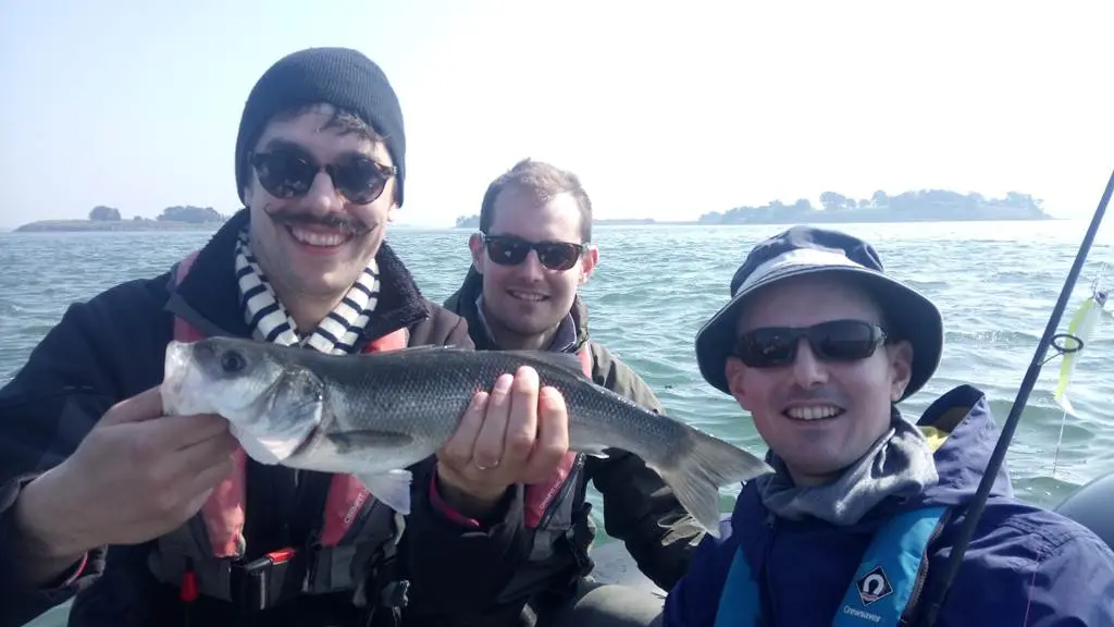 Une sortie avec un Guide de pêche dans le Golf du Morbihan réussie ! N'es-ce pas messieurs ?