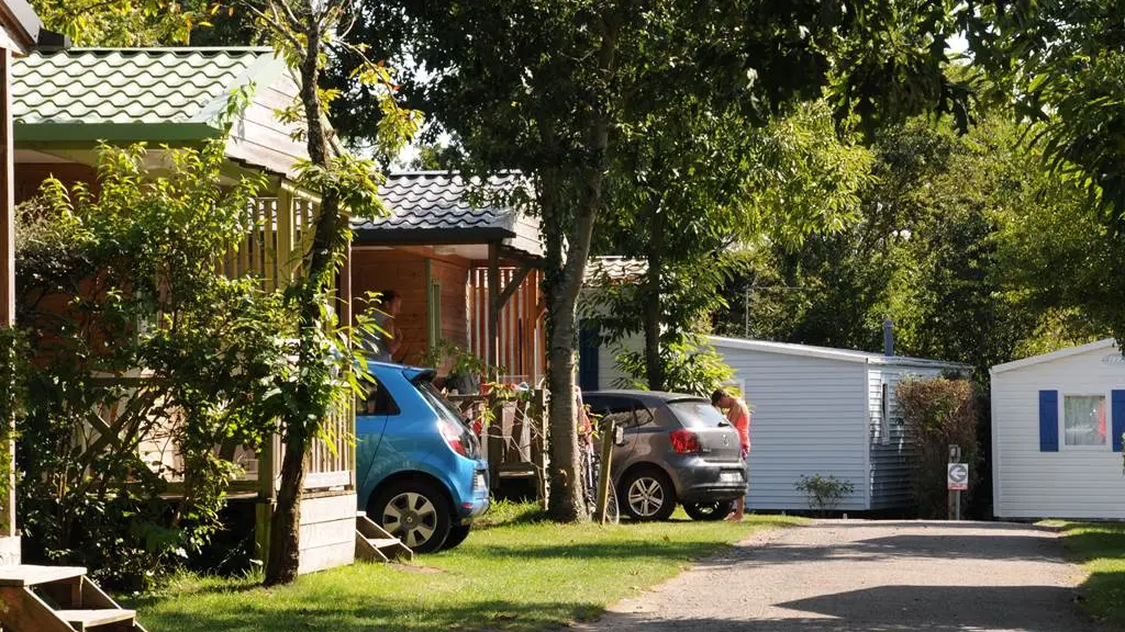 Vue générale des chalets Camping LA BLANCHE HERMINE