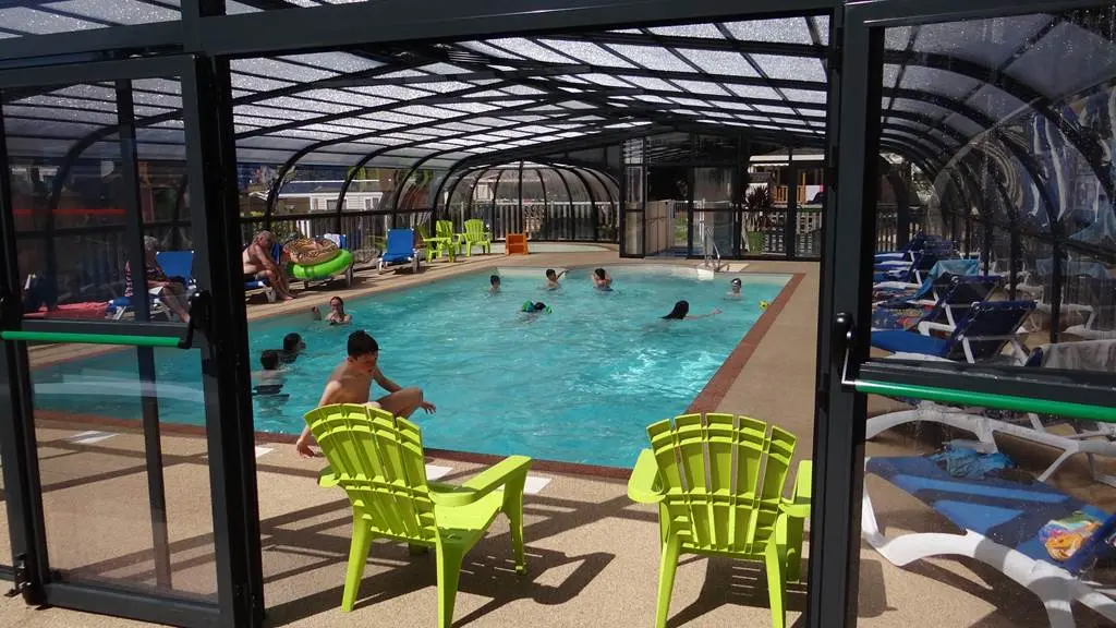 vue intérieur piscine couverte