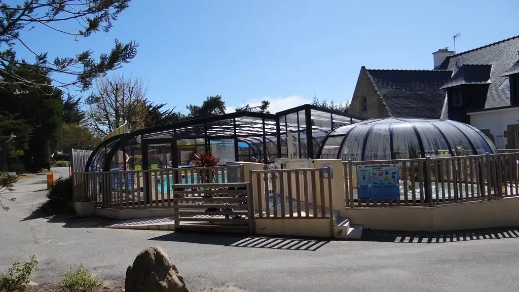 vue extérieur piscine couverte