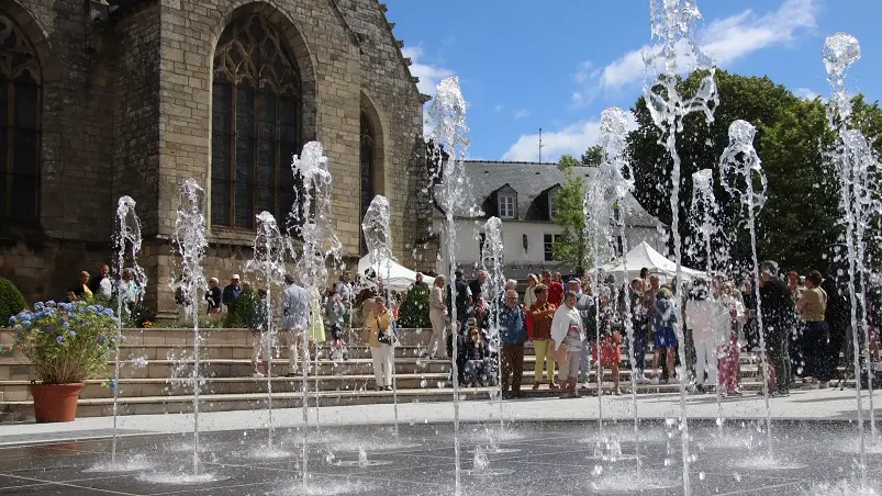 eglise St-Armel - fontaine - été - Ploërmel - Bretagne
