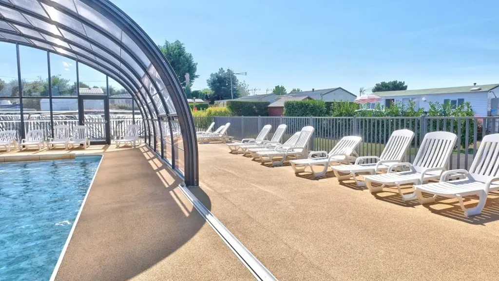 espace extérieur piscine couverte