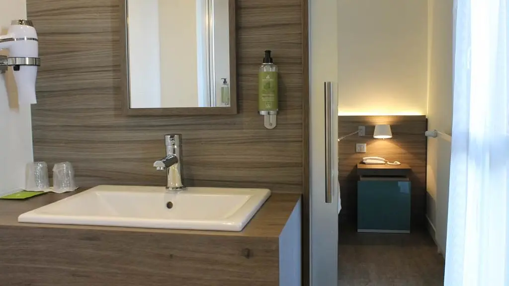 espace salle de bain avec porte coulissant silancieuse