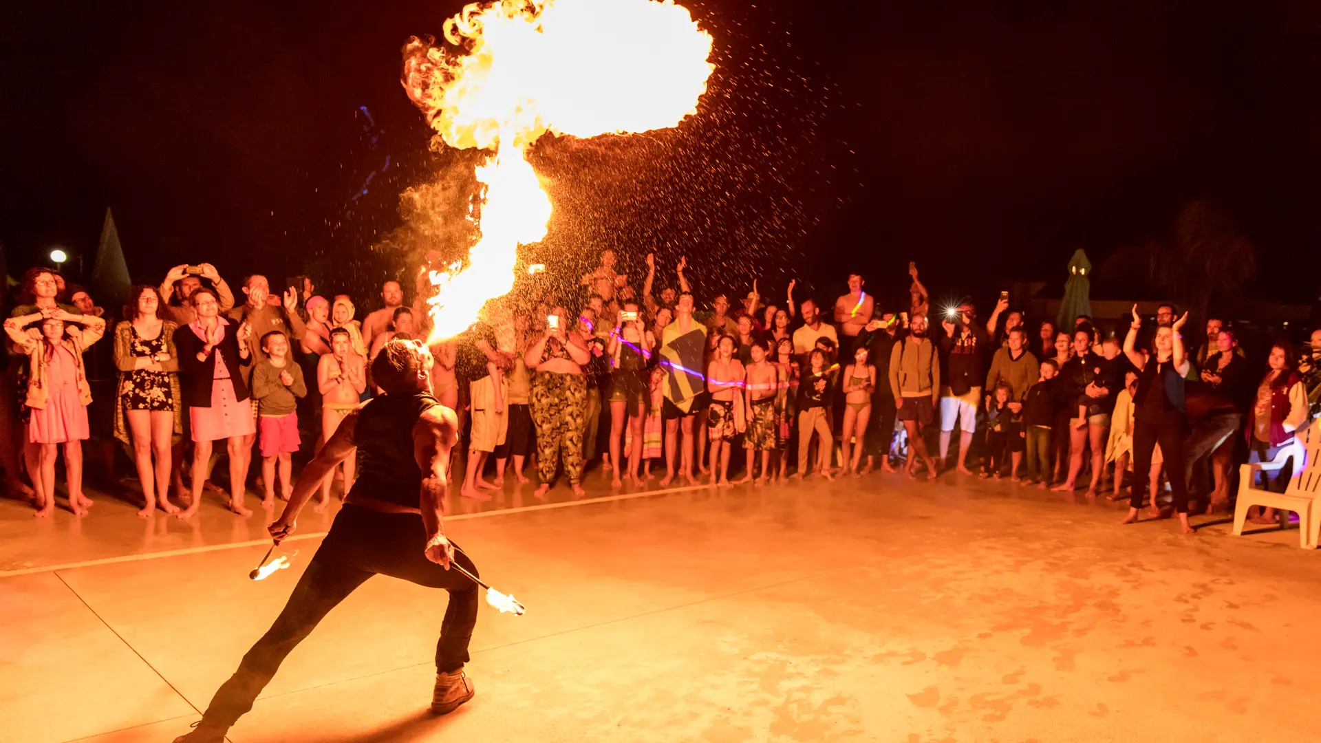 animations-cracheur-de-feu-camping-les-menhirs-carnac