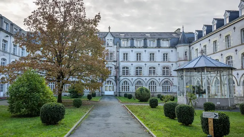 cour de l'horloge astronomique - Ploërmel - bretagne