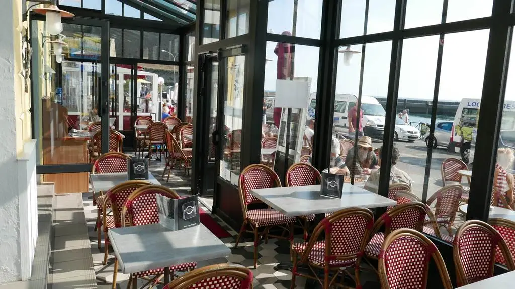 hotel-de-bretagne-bar-restaurant-vue-port-le-palais-veranda