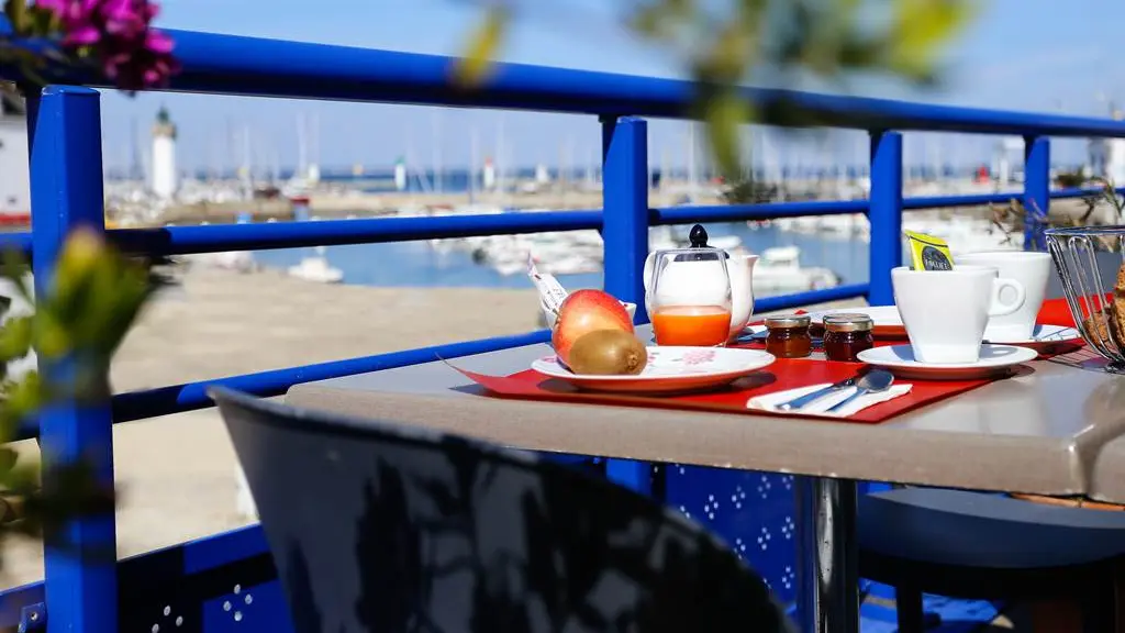 Petit-déjeuner sur la terrasse