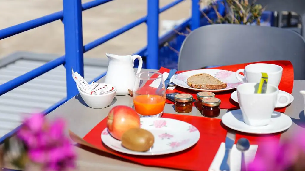 Petit-déjeuner sur la terrasse