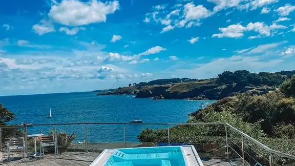 hotel-cardinal-jacuzzi-face-mer