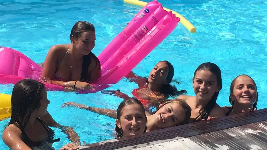 piscine extérieur chauffée en saison aux logis de Kerdrien