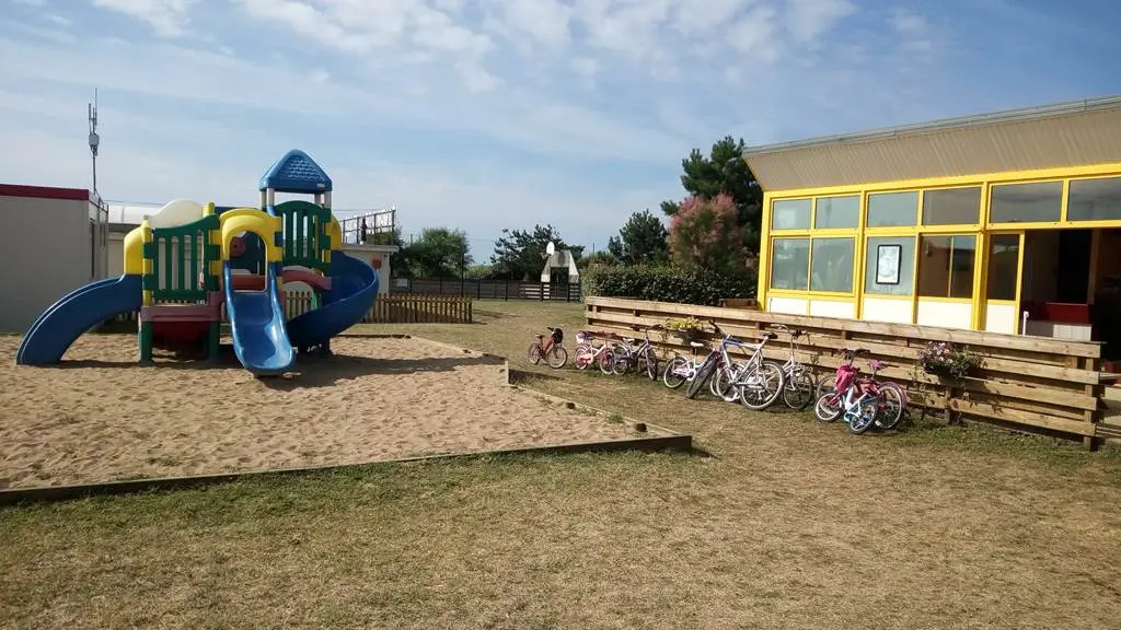 Camping familial avec aire de jeux et animations enfants en été