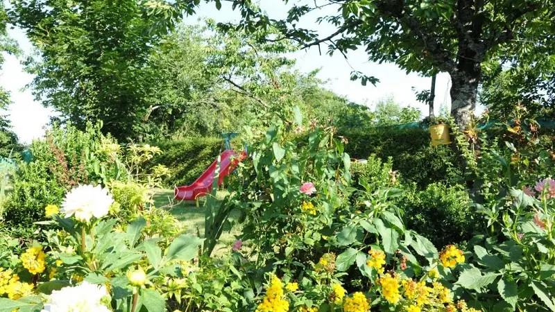 Gîté Brocéliande - jardin toboggan fleurs - Campénéac - Morbihan