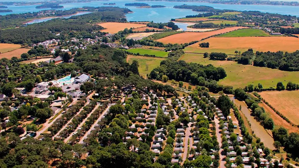 Le camping Mané Guernehué au bord du Golfe du Morbihan