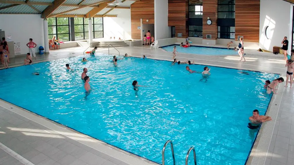 Une grande piscine couverte chauffée