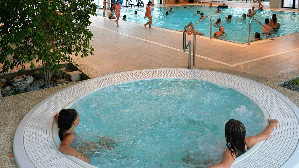 Jacuzzi dans la piscine couverte chauffée