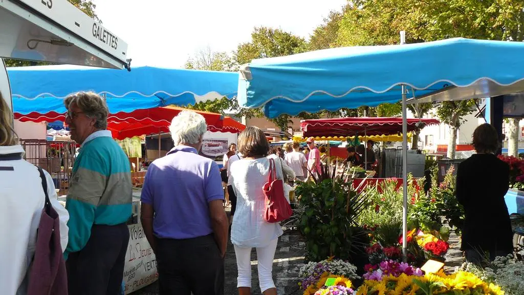 Marché sur la place de l'église les mardis et vendredis