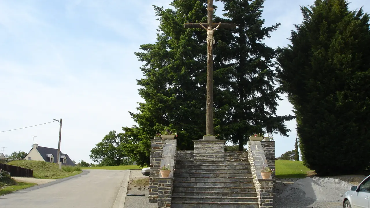 n-2---Calvaire-face-a-la-Mairie