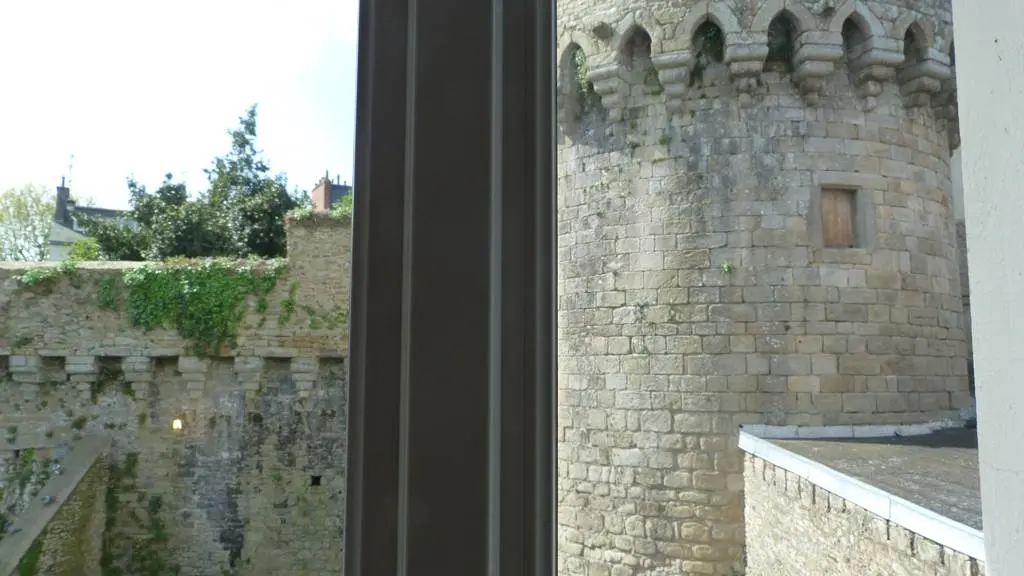 vue des remparts de vannes depuis certaines chambres