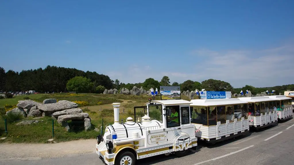 Petit-train-touristique-Carnac-Morbihan-Bretagne-Sud