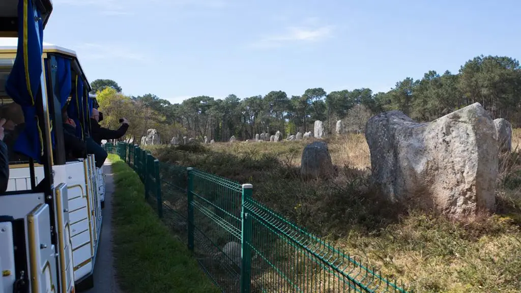 Petit-train-touristique-Carnac-Morbihan-Bretagne-Sud