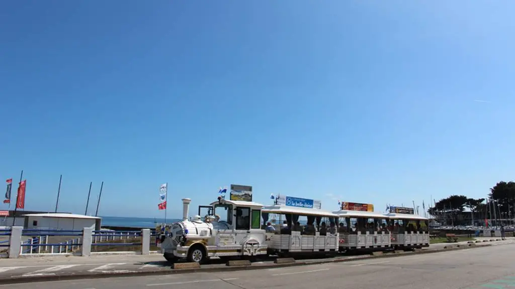 Petit-train-touristique-Carnac-Morbihan-Bretagne-Sud