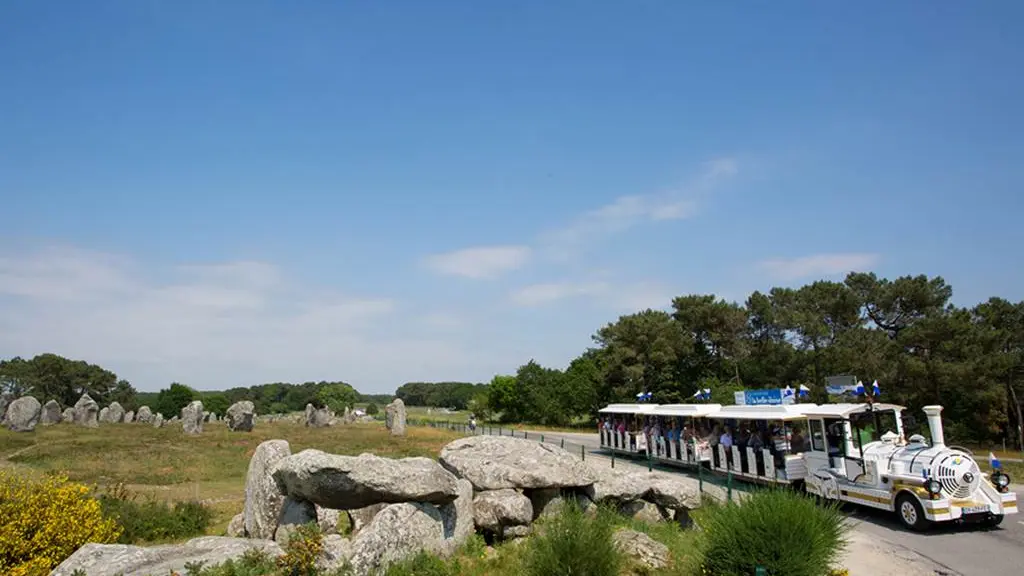 Petit-train-touristique-Carnac-Morbihan-Bretagne-Sud