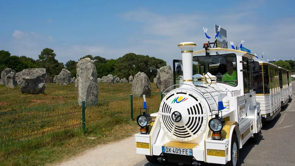 Petit-train-touristique-Carnac-Morbihan-Bretagne-Sud