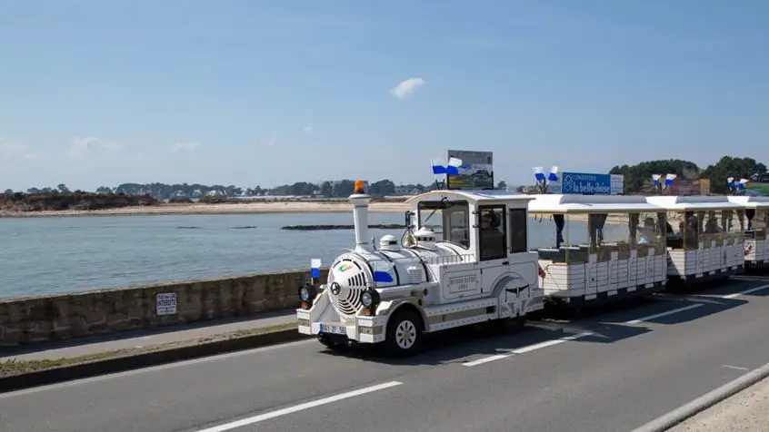 Petit-train-touristique-Carnac-Morbihan-Bretagne-Sud