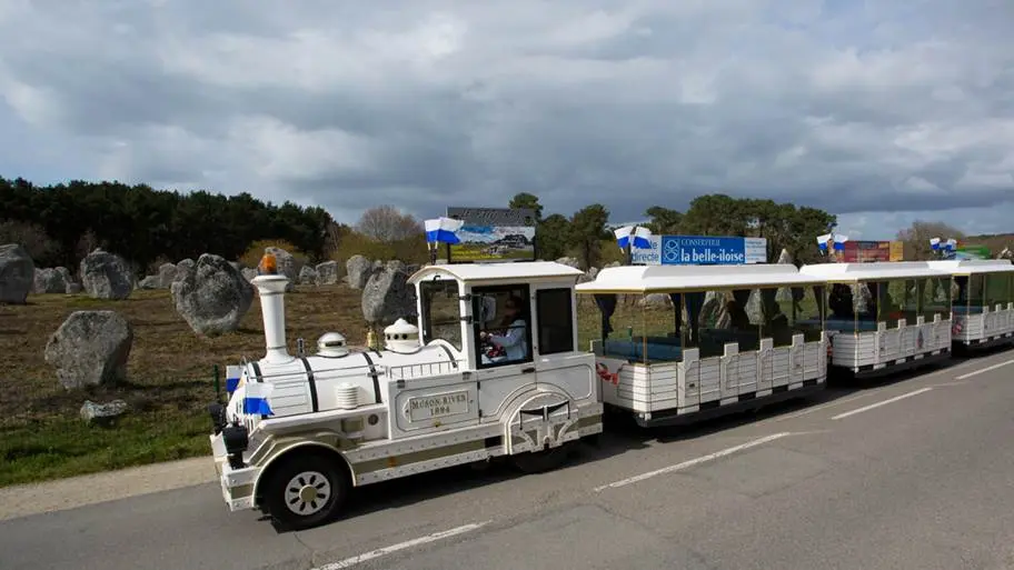 Petit-train-touristique-Carnac-Morbihan-Bretagne-Sud