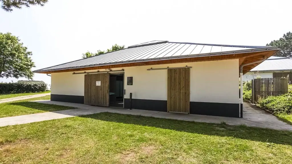 sanitaire vue extérieur camping Port Sable