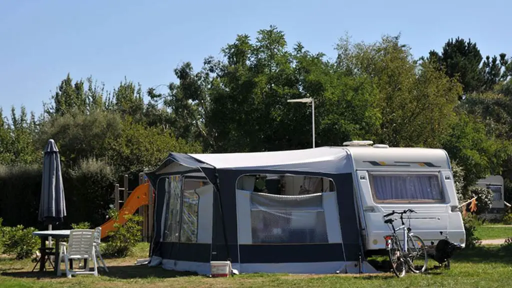 Emplacement nu pour tentes caravanes et camping-cars