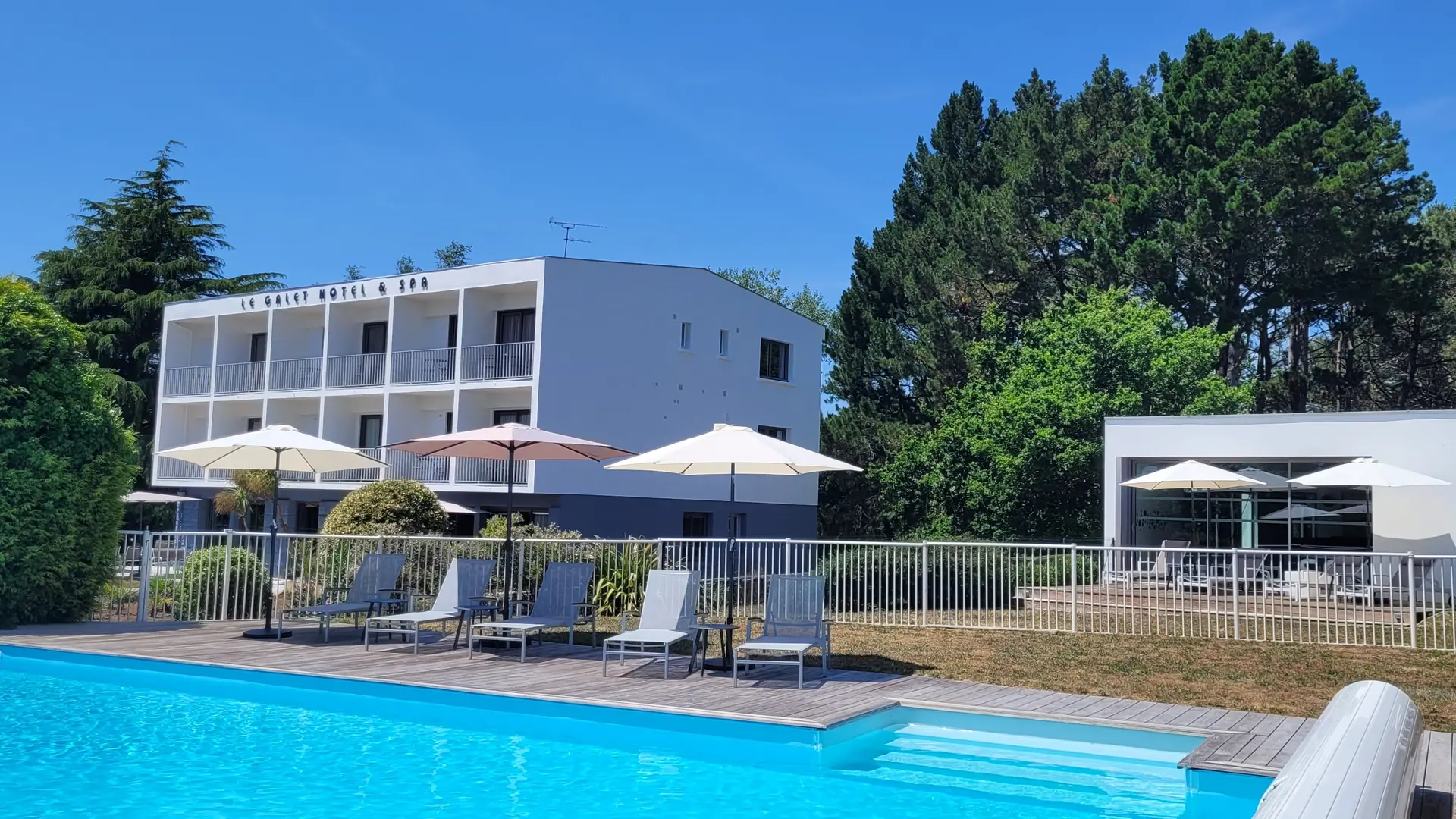 photo-hotel-vue-piscine-min