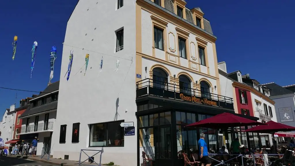 port-le-palais-hotel-de-bretagne-facade-exerieure