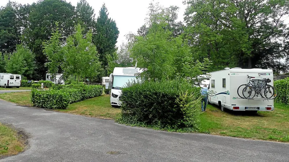 quelques-campeurs-et-une-majorite-de-caravanes-et_3527497