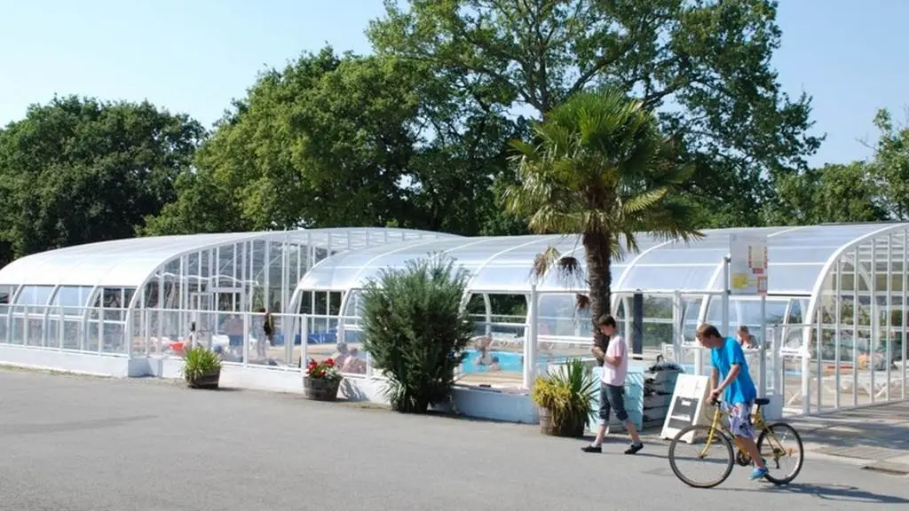 Vue générale de la piscine couverte et chauffée Camping LA BLANCHE HERMINE