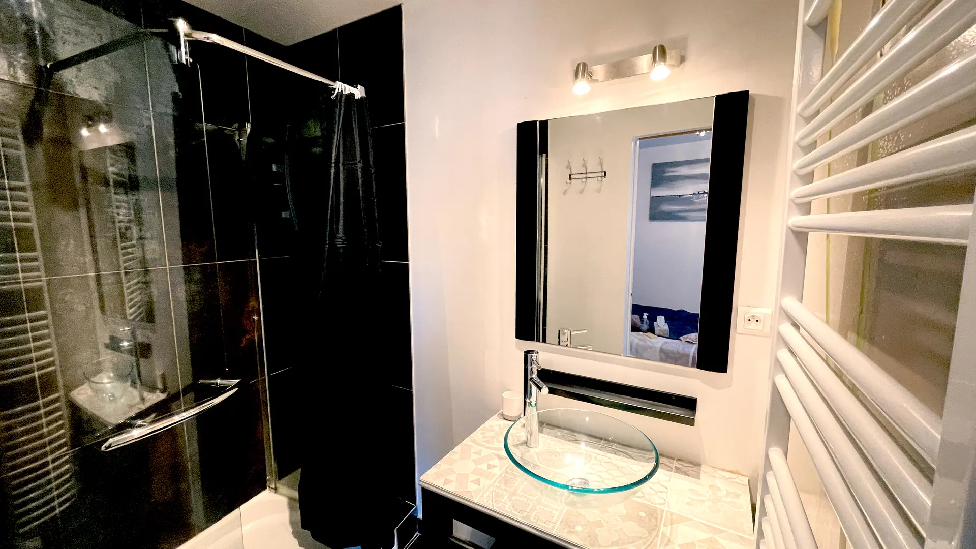 Salle de bain attenante à la chambre