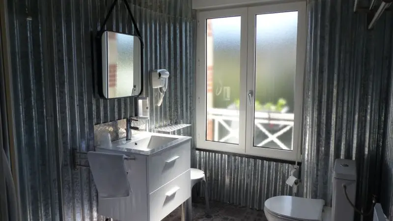 Chambre - hôtes - lits - canal - Josselin - Destination - Brocéliande