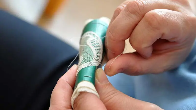 Étape du savoir-faire de la dentelle au Point d’Alençon : brode. Atelier conservatoire national de dentelle au Point d’Alençon