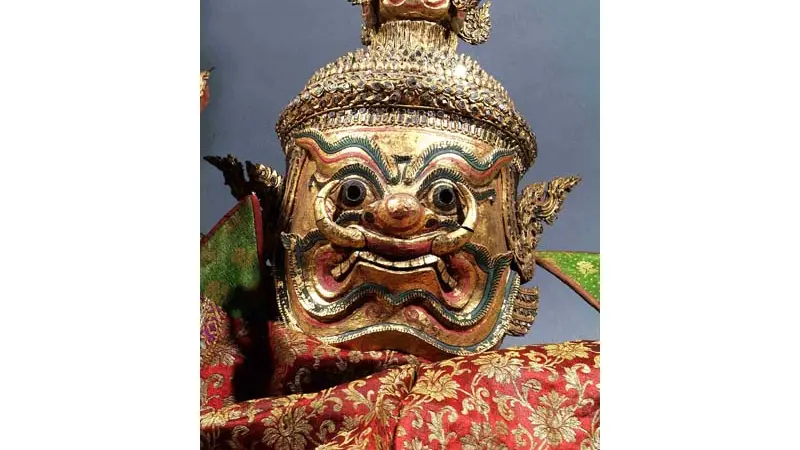 Masque d’ogre surmonté de quatre autres têtes, de théâtre lokhon