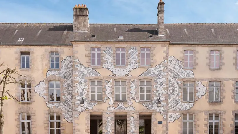 Façade du musée. Fresque réalisée par l’artiste NeSpoon