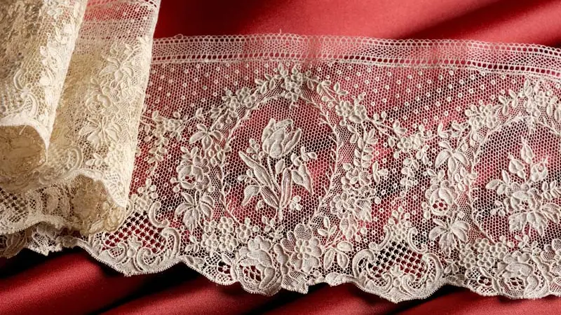 Volant aux motifs d’iris, lin, dentelle à l’aiguille, Point d’Alençon, XIXe siècle