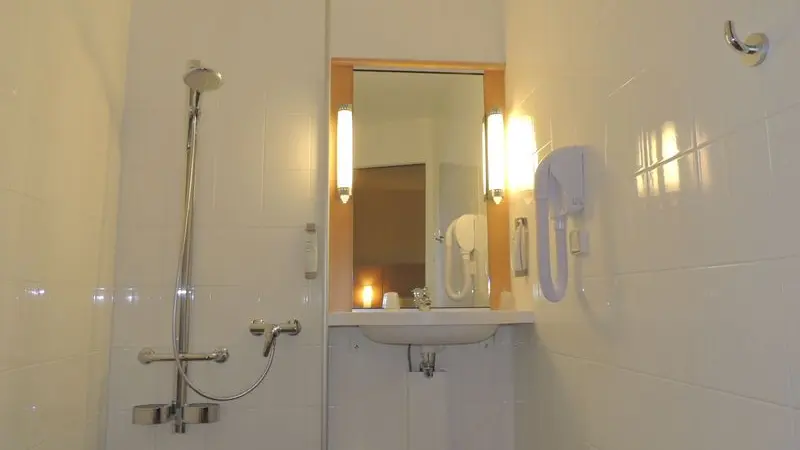hotel-ibis-alencon-salle-d-eau